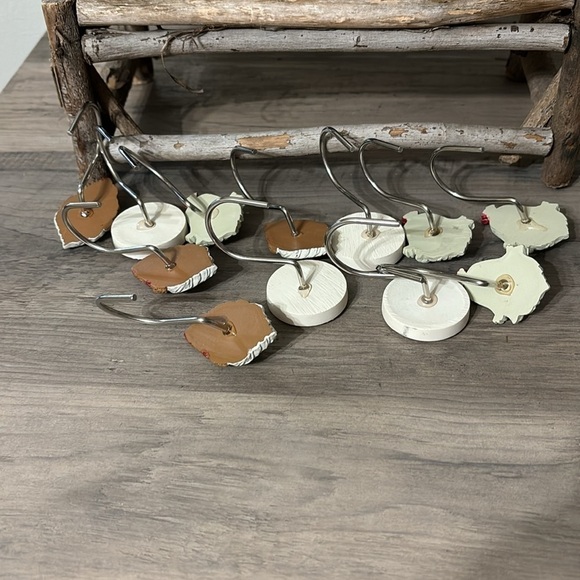 EUC! TWO SETS OF SHOWER CURTAIN HOOKS 12 SANTA HOOKS AND 12 GNOME W/SN… - Picture 6 of 9